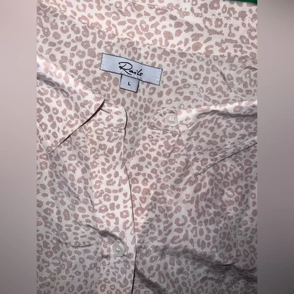 Rails Kate 100% Silk Animal Print Patterned Button-Down Shirt size Large- Flaw - Picture 7 of 12